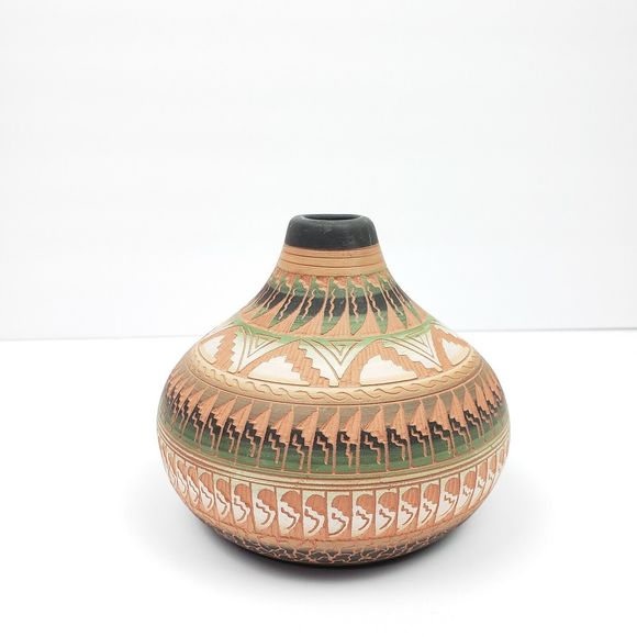 Vintage Navajo Pottery Native American Art Ethnic Etched Seed Pot Vase Signed - Picture 3 of 9